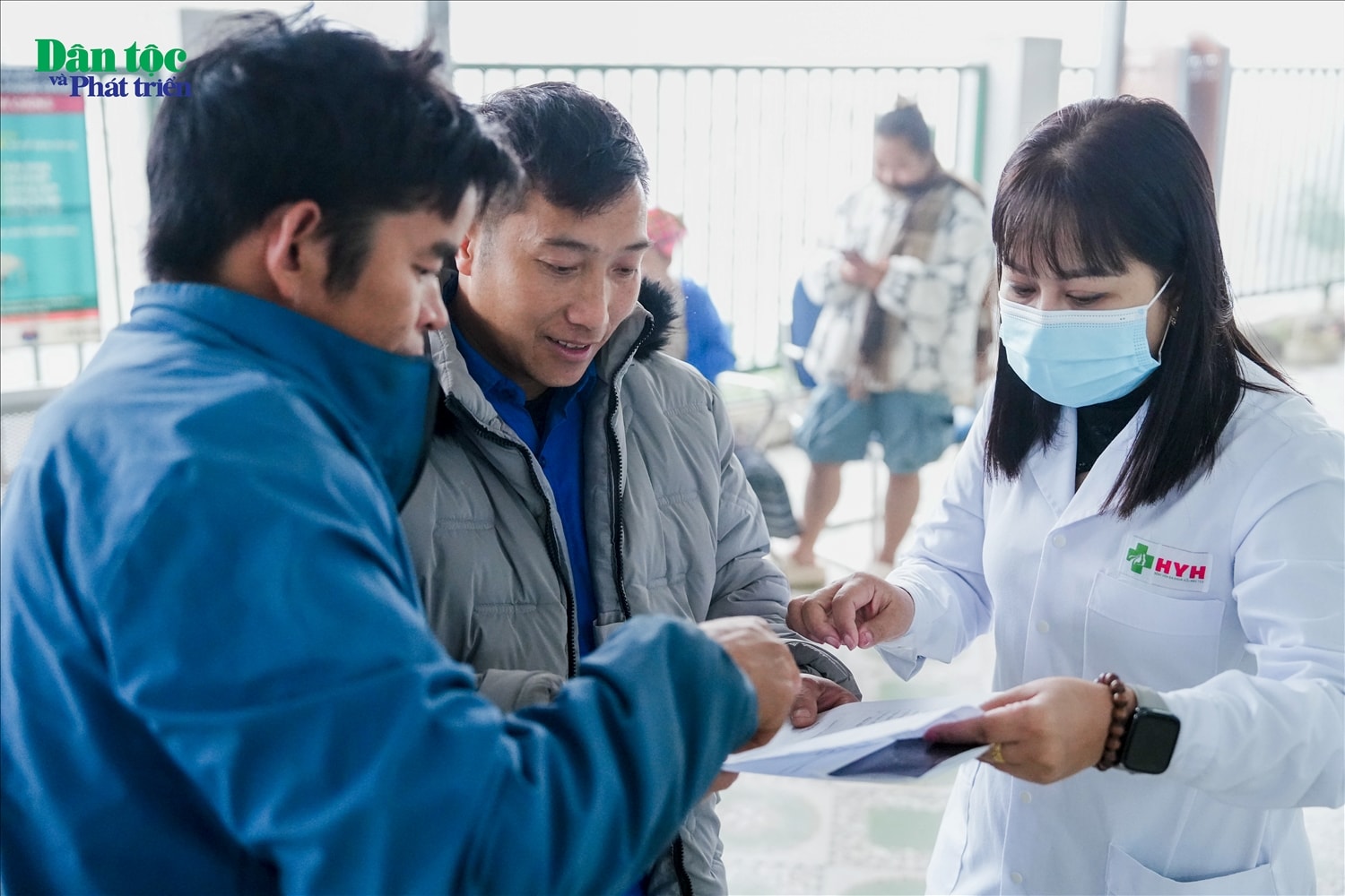 Anh Vàng A Bình - Đoàn viên Đoàn Thanh niên xã Suối Giàng tham gia hướng dẫn nhân dân khám chữa bệnh chia sẻ: Tôi cảm thấy mình đã góp sức cùng các bác sĩ bệnh viện 103, tôi thấy chương trình rất hữu ích để cho người dân biết được tỉnh trạng sức khỏe của mình thế nào. Anh Vàng A Bình - Đoàn viên Đoàn Thanh niên xã Suối Giàng tham gia hướng dẫn nhân dân khám chữa bệnh chia sẻ: Tôi cảm thấy mình đã góp sức cùng các bác sĩ bệnh viện 103, tôi thấy chương trình rất hữu ích để cho người dân biết được tỉnh trạng sức khỏe của mình thế nào.