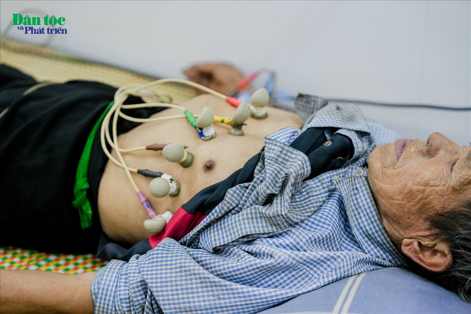 Ông Vàng A Sang (60 tuổi), thôn Bản Mới, xã Suối Giàng, huyện Văn Chấn xúc động chia sẻ: “Về cơ bản sức khỏe của tôi sau khi khám không có vấn đề gì, tôi cảm thấy rất vui vì được các bác sĩ từ thành phố vào, còn được cấp thuốc miễn phí nữa” Ông Vàng A Sang (60 tuổi), thôn Bản Mới, xã Suối Giàng, huyện Văn Chấn xúc động chia sẻ: Về cơ bản sức khỏe của tôi sau khi khám không có vấn đề gì. Tôi thấy rất vui vì được các bác sĩ từ thành phố vào khám, còn được cấp thuốc miễn phí nữa.