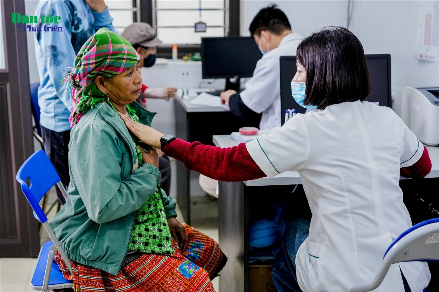 Các Bác sĩ thăm khám tận tình cho người dân Các Bác sĩ thăm khám tận tình cho người dân