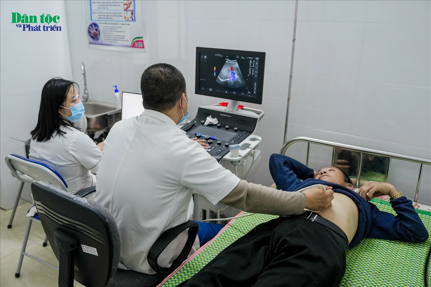 Khám bệnh được sử dụng bằng các thiết bị hiện đại như: Máy đo điện tâm đồ; máy đo độ cong giác mạc; đèn soi đáy mắt; máy nội soi tai mũi họng; máy siêu âm Doppler. Khám bệnh được sử dụng bằng các thiết bị hiện đại như: Máy đo điện tâm đồ; máy đo độ cong giác mạc; đèn soi đáy mắt; máy nội soi tai mũi họng; máy siêu âm Doppler.