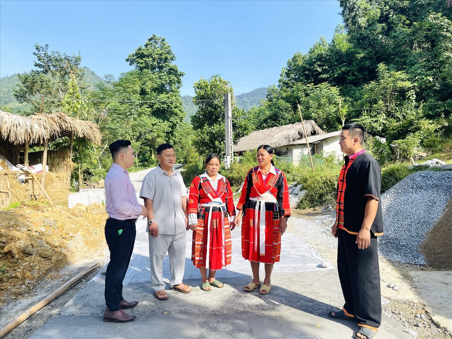 Cán bô NHCSXh huyện Lâm Bình (Tuyên Quang) trao đổi cùng lãnh đạo xã, hộ vay tại xã Hồng Quang Cán bộ NHCSXH huyện Lâm Bình (Tuyên Quang) trao đổi cùng lãnh đạo xã, hộ vay tại xã Hồng Quang