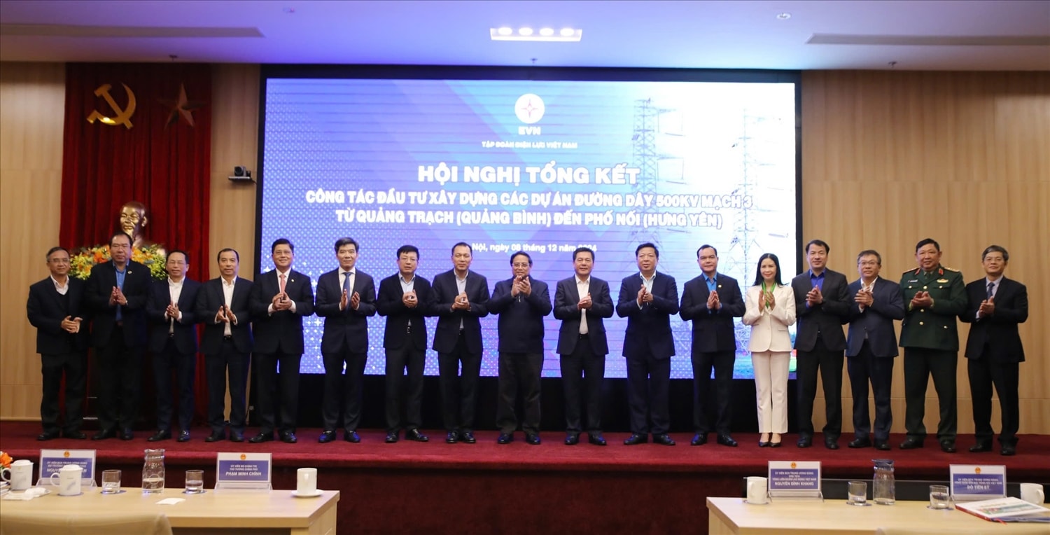 Thủ tướng Chính phủ Phạm Minh Chính và các đại biểu chụp ảnh lưu niệm