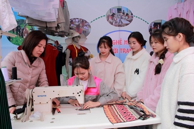 (Ban Chuyên đề - Tin CĐ BDT Cao Bằng) Cao Bằng: Ngày hội tư vấn hướng nghiệp cho hơn 500 học sinh khối 12 Trường THPT