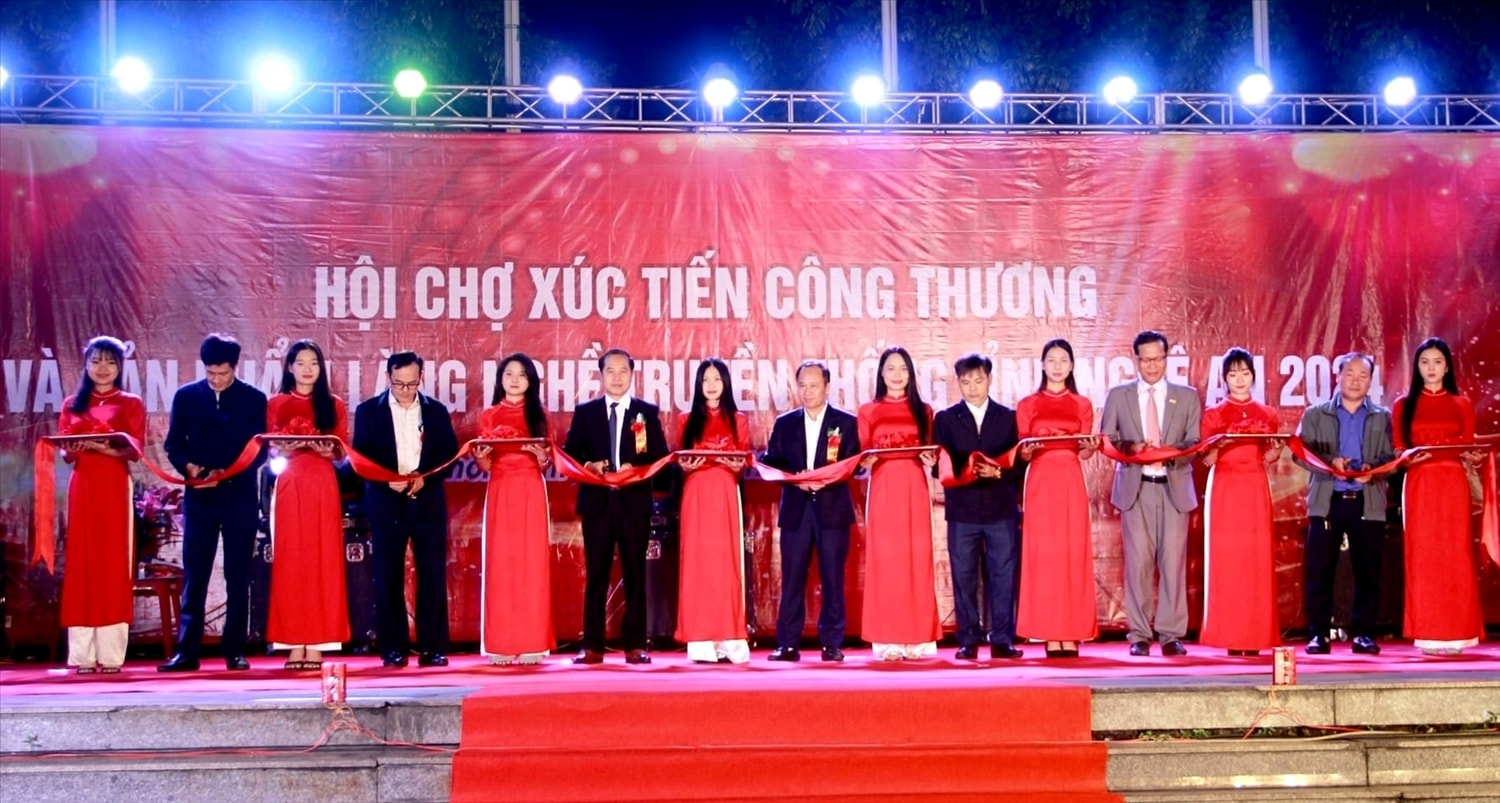 Hội chợ xúc tiến công thương và sản phẩm làng nghề truyền thống tỉnh Nghệ An khai mạc tối 9/12 và kéo dài đến ngày 15/12.