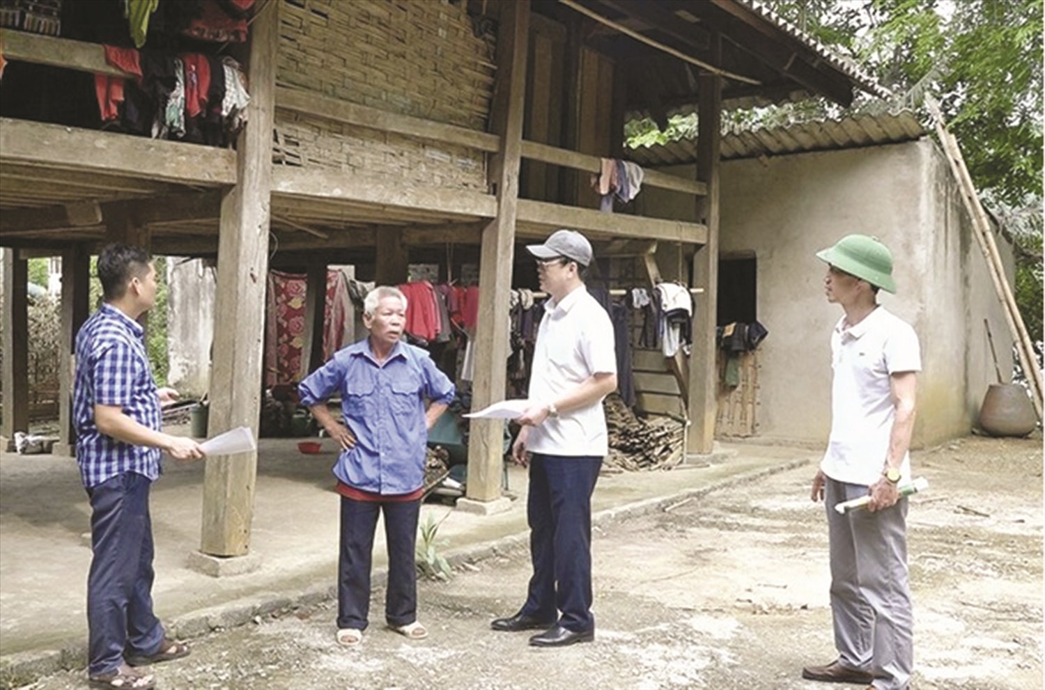 Lãnh đạo huyện Quan Sơn rà soát việc hỗ trợ làm nhà ở cho hộ nghèo, hộ gia đình chính sách,  hộ khó khăn về nhà ở trên địa bàn xã Sơn Hà.