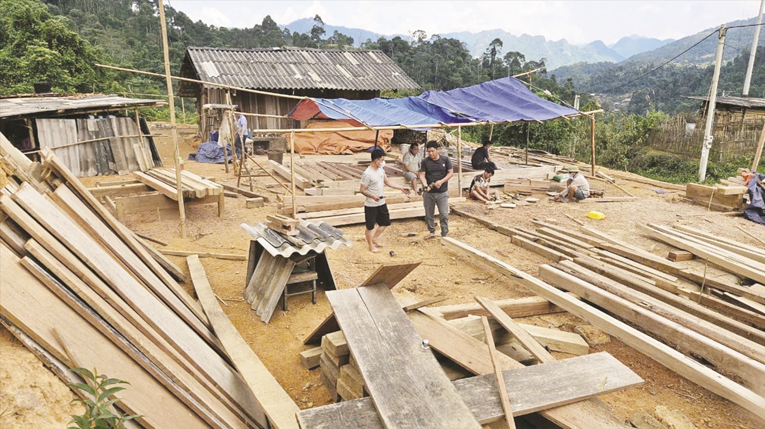 Người dân bản Mùa Xuân, xã Sơn Thủy, huyện Quan Sơn, tỉnh Thanh Hoá  đang tập trung xây dựng nhà để đón Tết.