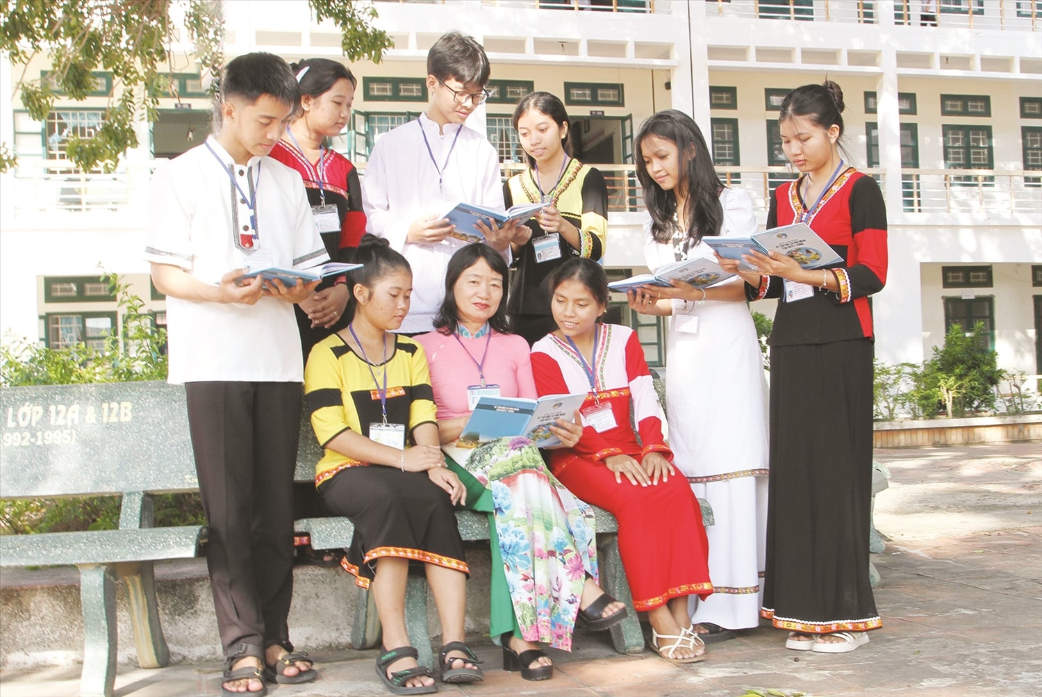 Cô giáo Nguyễn Thị Thủy, Phó hiệu trưởng Trường PTDTNT THPT tỉnh Ninh Thuận trao đổi với học sinh  về biện pháp phòng chống tảo hôn và hôn nhân cận huyết thống. 