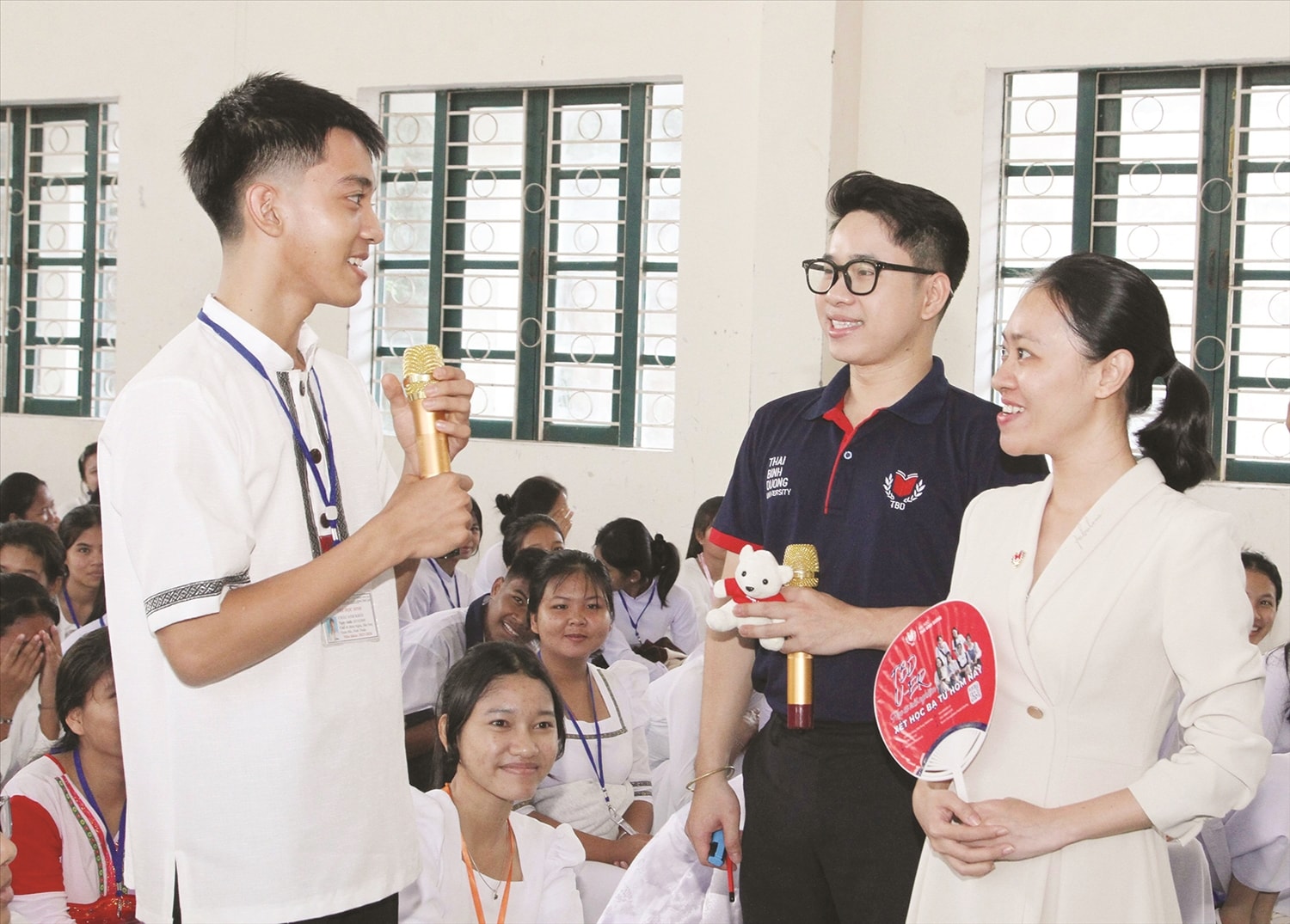 Học sinh Trường PTDTNT THPT tỉnh Ninh Thuận trao đổi cùng giảng viên  Trường Đại học Thái Bình Dương về công tác tuyển sinh đại học. 