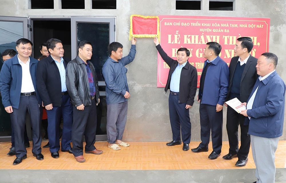 Quyền Bí thư Tỉnh ủy Hà Giang Nguyễn Mạnh Dũng dự Lễ khánh thành nhà mới của gia đình anh Chu Thống Tài, thị trấn Tam Sơn, huyện Quản Bạ Quyền Bí thư Tỉnh ủy Hà Giang Nguyễn Mạnh Dũng dự Lễ khánh thành nhà mới của gia đình anh Chu Thống Tài, thị trấn Tam Sơn, huyện Quản Bạ