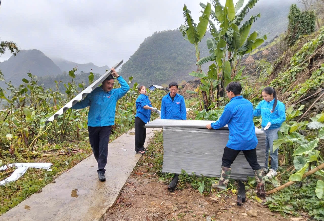 Đoàn viên thanh niên xã Cán Chu Phìn, huyện Mèo Vạc (Hà Giang) vận chuyển vật liệu giúp hộ nghèo xóa nhà tạm Đoàn viên thanh niên xã Cán Chu Phìn, huyện Mèo Vạc (Hà Giang) vận chuyển vật liệu giúp hộ nghèo xóa nhà tạm