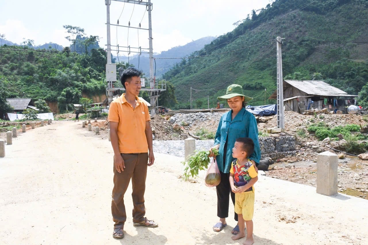 Anh Lý Văn Sài, dân tộc Mông, thôn Khuân Làn, xã Tri Phú, huyện Chiêm Hoá tuyên truyền, vận động bà con trong thôn chấp hành tốt chủ trương của Đảng, pháp luật Nhà nước Anh Lý Văn Sài, dân tộc Mông, thôn Khuân Làn, xã Tri Phú, huyện Chiêm Hoá tuyên truyền, vận động bà con trong thôn chấp hành tốt chủ trương của Đảng, pháp luật Nhà nước