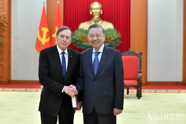 Tổng Bí thư Tô Lâm tiếp ông David Petraeus, đồng sở hữu Quỹ kiêm Chủ tịch Viện toàn cầu Quỹ đầu tư Kohlberg Kravis Roberts. (Ảnh: ĐĂNG KHOA)