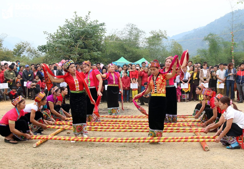 Những năm qua, nhiều chương trình, dự án bảo tồn phát huy bản sắc văn hóa  các DTTS được các địa phương thực hiện, góp phần nâng cao đời sống tinh thần cho đồng bào 
