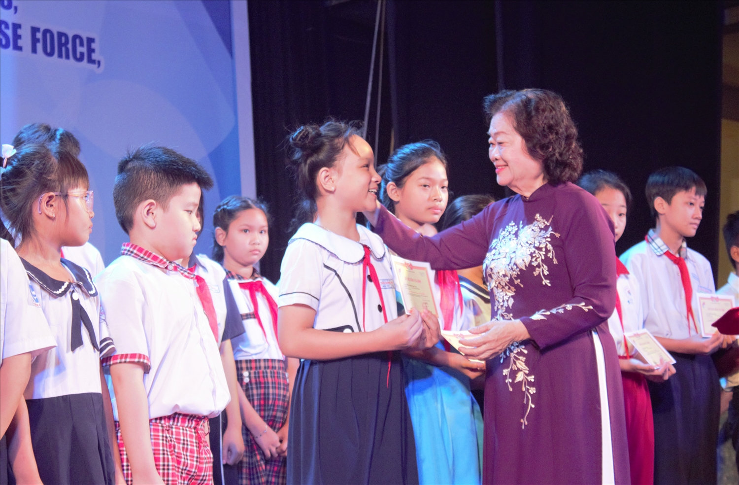 Nguyên Phó Chủ tịch nước Trương Mỹ Hoa trao học bổng cho các em học sinh, sinh viên Nguyên Phó Chủ tịch nước Trương Mỹ Hoa trao học bổng cho các em học sinh, sinh viên