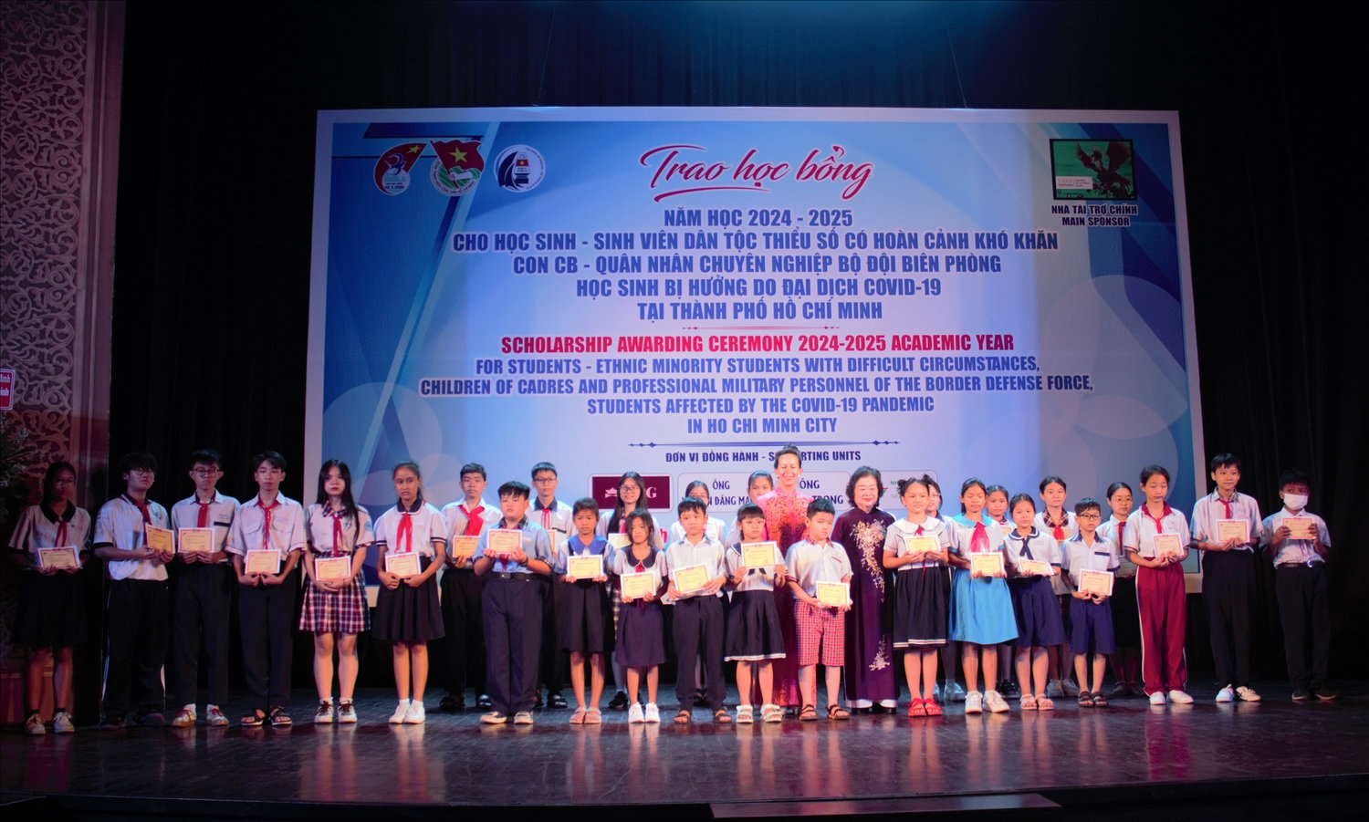 Trao học bổng Vừ A Dính dành cho các sinh viên dân tộc thiểu số có hoàn cảnh khó khăn Trao học bổng Vừ A Dính dành cho các sinh viên dân tộc thiểu số có hoàn cảnh khó khăn