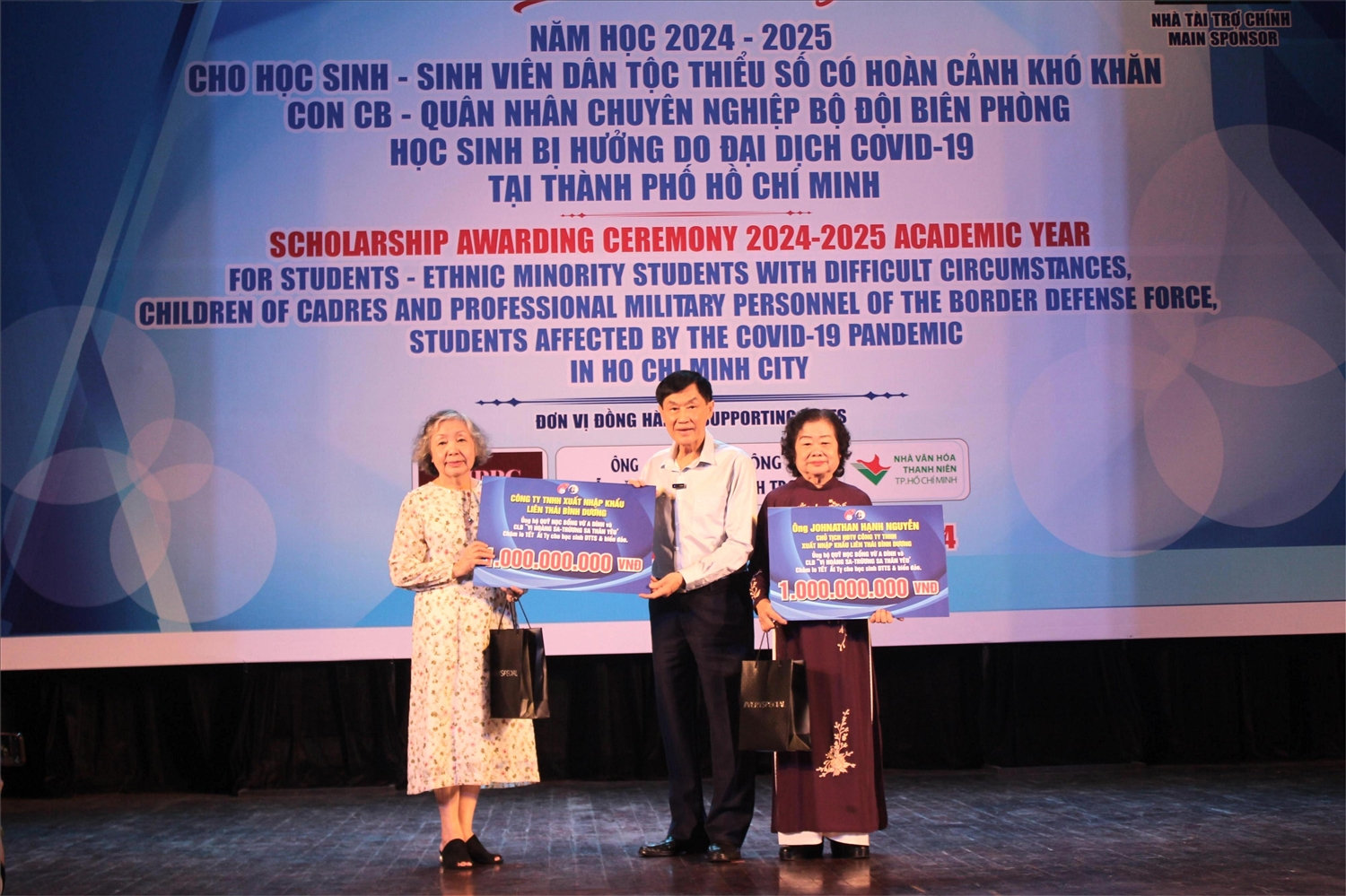 Ông Johnathan Hạnh Nguyễn đã trao tặng Quỹ số tiền 2 tỉ đồng Ông Johnathan Hạnh Nguyễn đã trao tặng Quỹ số tiền 2 tỉ đồng