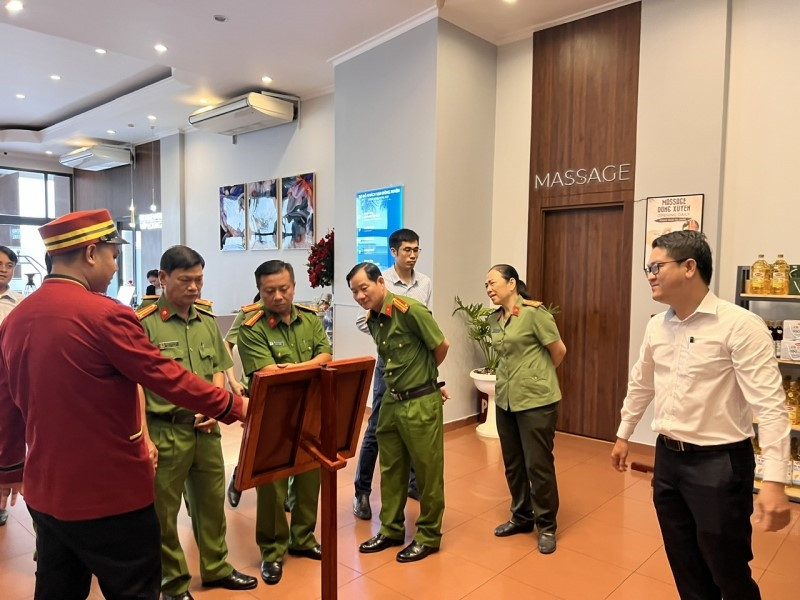 Đoàn kiểm tra của Bộ Công an và Quỹ Phòng, chống tác hại của thuốc lá kiểm tra việc thực thi Luật Phòng, chống tác hại của thuốc lá tại khách sạn Đoàn kiểm tra của Bộ Công an và Quỹ Phòng, chống tác hại của thuốc lá kiểm tra việc thực thi Luật Phòng, chống tác hại của thuốc lá tại khách sạn