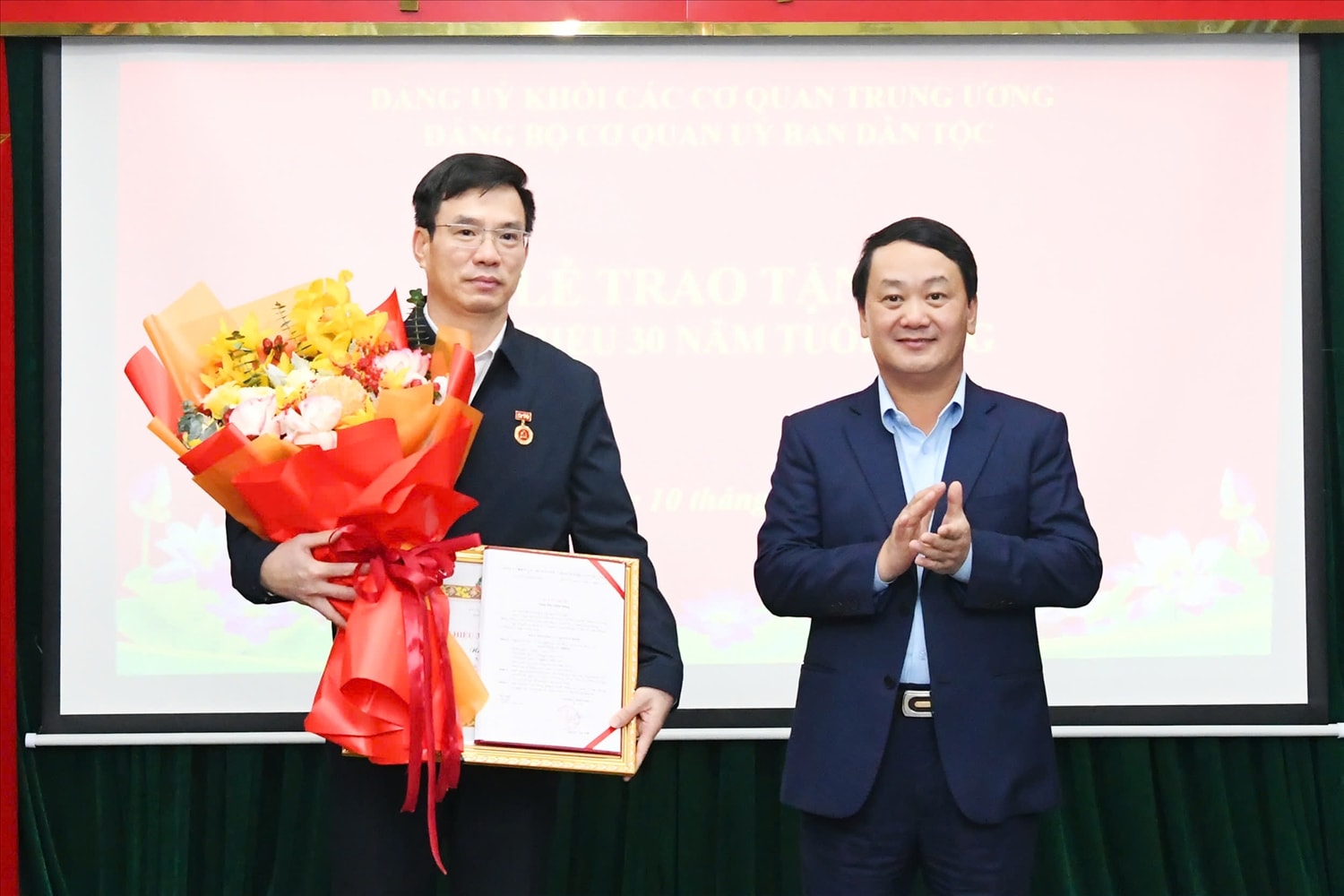 Trao tặng Huy hiệu 30 năm tuổi đảng cho đảng viên thuộc Đảng bộ Ủy ban Dân tộc 