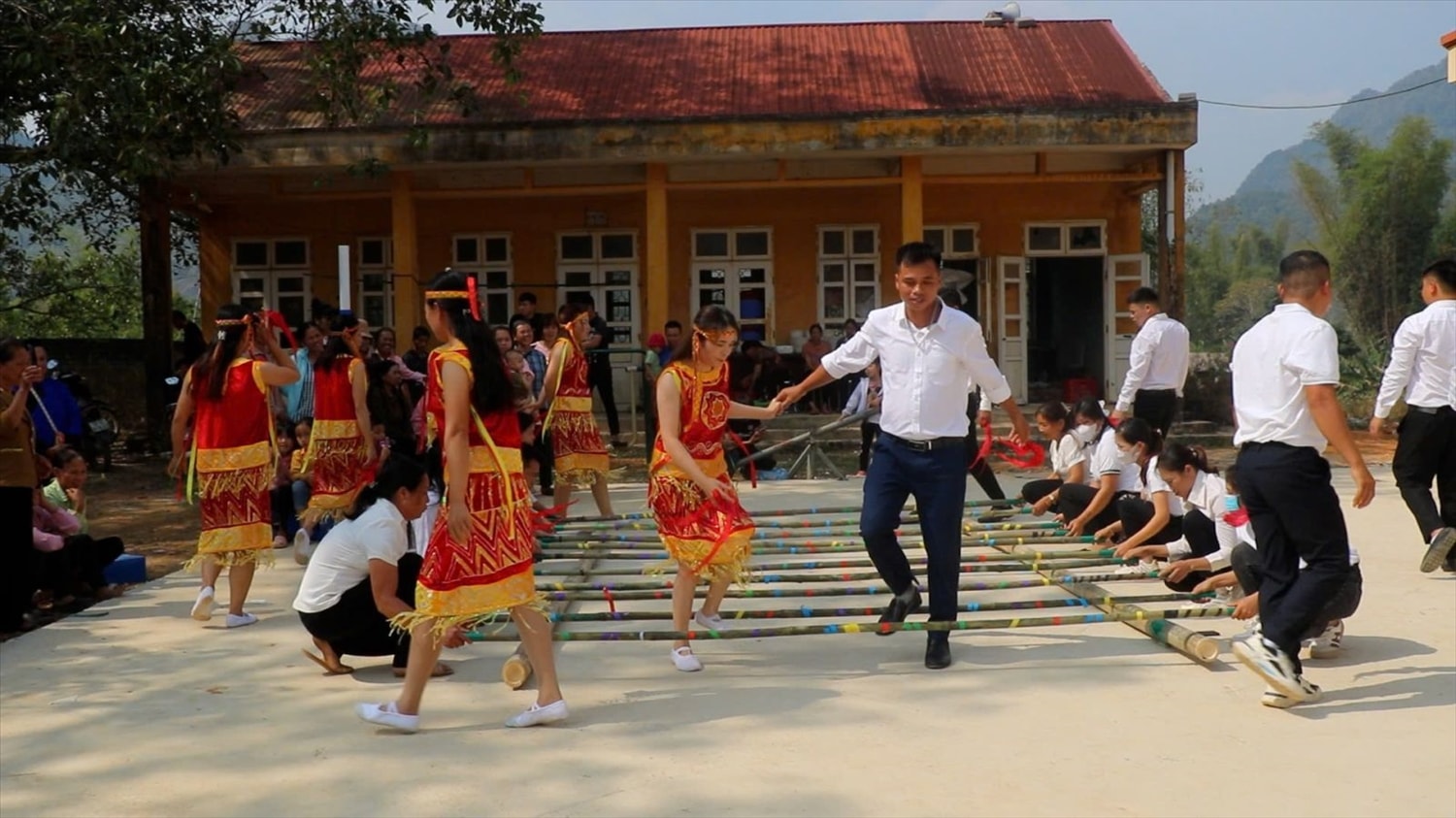Nhờ quan tâm các thiết chế văn hóa đã góp phần thực hiện và nâng cao chất lượng tiêu chí số 6 “Cơ sở vật chất văn hóa” trong xây dựng Nông thôn mới; tiêu chí số 16 “Văn hóa” trong thực hiện xây dựng Nông thôn mới nâng cao. Nhờ quan tâm các thiết chế văn hóa đã góp phần thực hiện và nâng cao chất lượng tiêu chí số 6 “Cơ sở vật chất văn hóa” trong xây dựng Nông thôn mới; tiêu chí số 16 “Văn hóa” trong thực hiện xây dựng Nông thôn mới nâng cao trên địa bàn huyện
