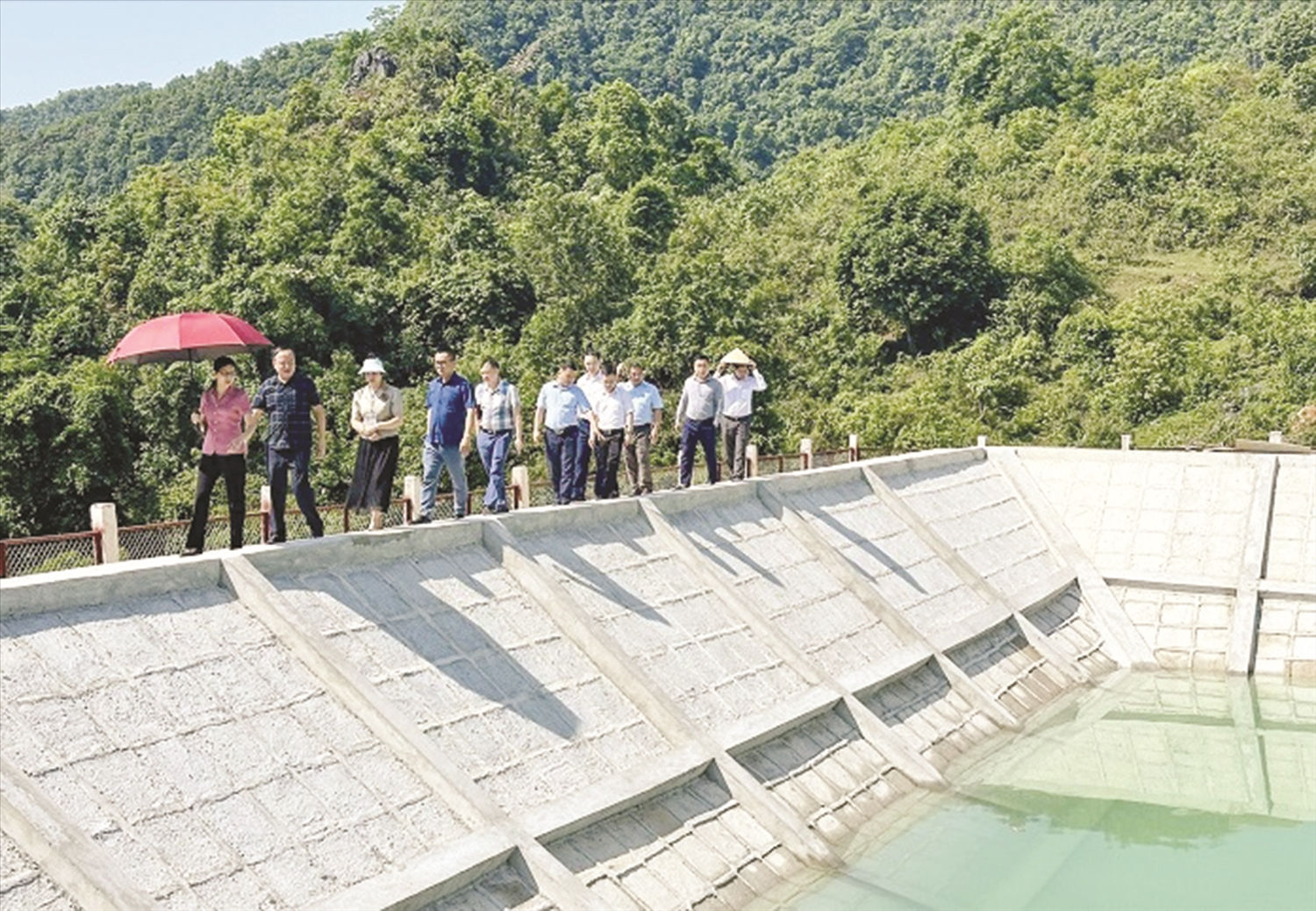 Đoàn công tác của Ủy ban Dân tộc kiểm tra công trình hồ treo chứa nước  tại Khu định canh định cư xóm Tả Cán, xã Tổng Cọt, huyện Hà Quảng được đầu tư  từ Chương trình MTQG 1719, tháng 5/2024.