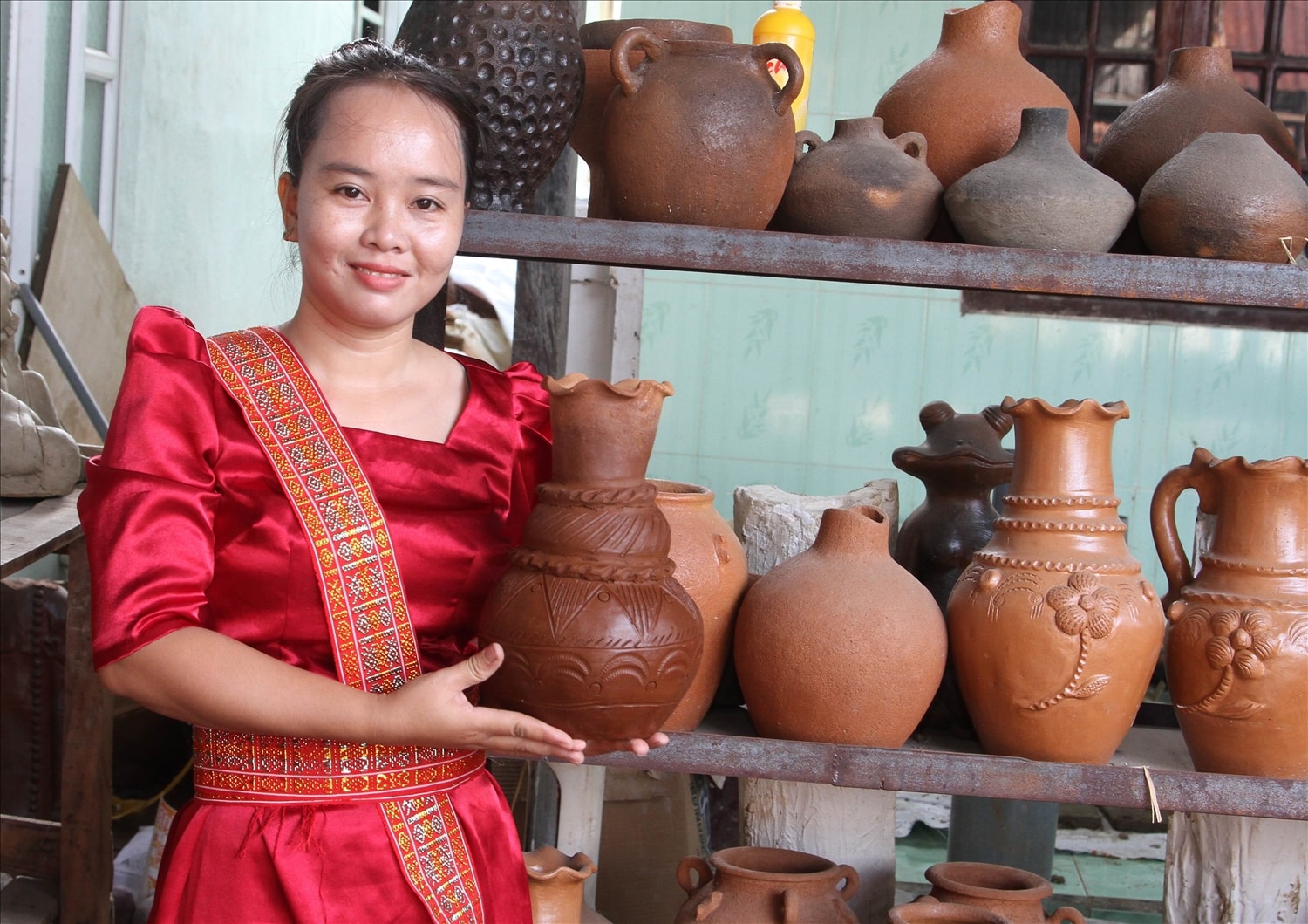 Nghệ nhân Mỹ Trinh với bình gốm đạt giải nhất Hội thi tay nghề nghệ thuật làm gốm của người Chăm năm 2024. 