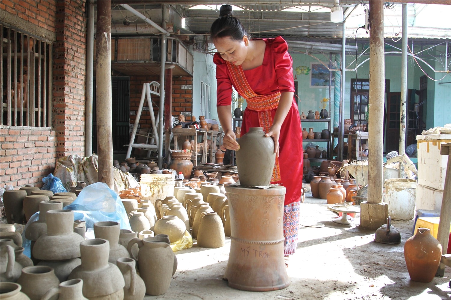 Nghệ nhân Mỹ Trinh làm nhiều sản phẩm gốm chắc, bền, đẹp phục vụ người tiêu dùng. 