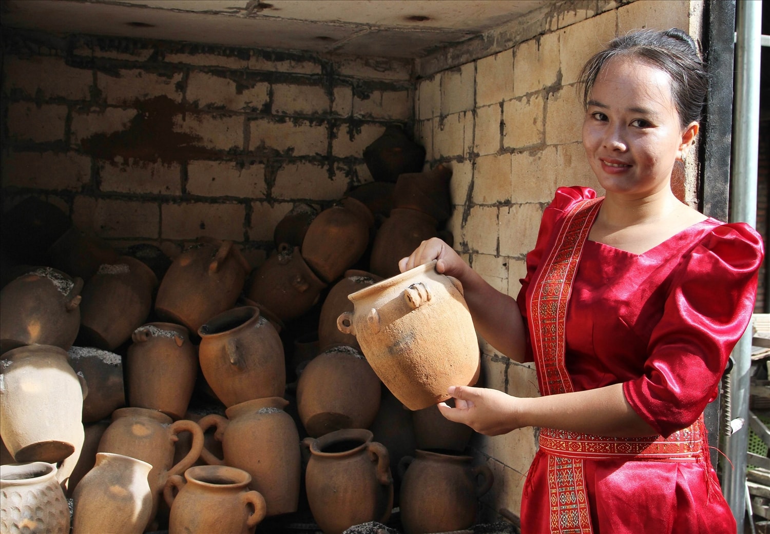 Nghệ nhân Mỹ Trinh đầu tư xây dựng lò nung gốm nâng cao chất lượng sản phẩm. 