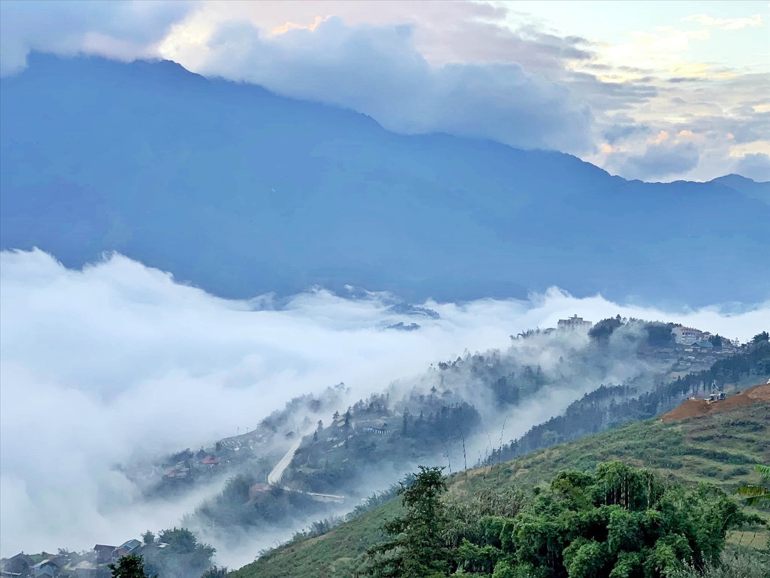 Biển mây đẹp xiêu lòng ở bản Hang Đá. 