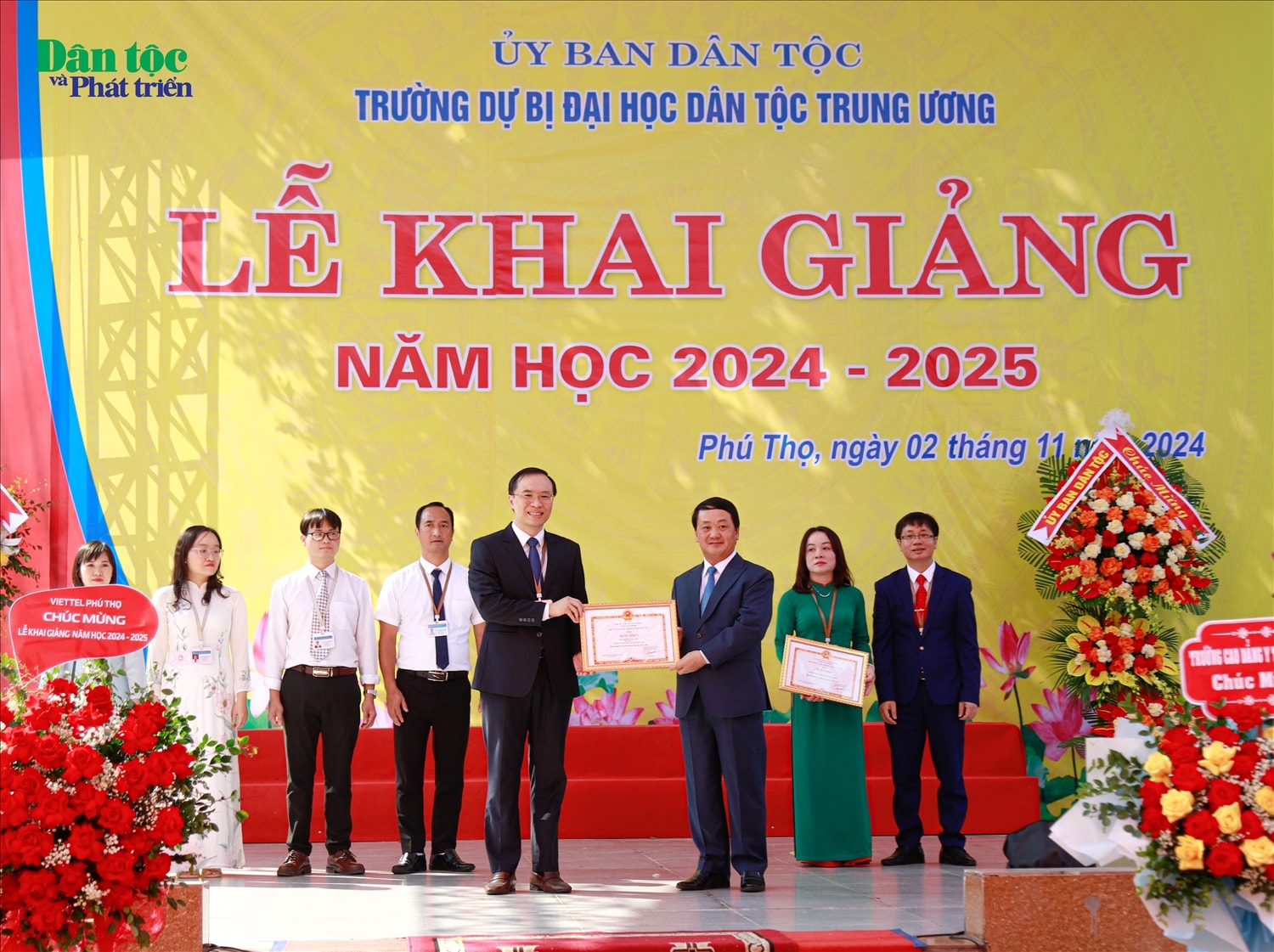 Tại Lễ Khai giảng năm học 2024-2025, Bộ trưởng, Chủ nhiệm Ủy ban Dân tộc Hầu A Lềnh đã trao Bằng khen cho các thầy, cô giáo Trường Dự bị Đại học Dân tộc Trung ương vì có thành tích xuất sắc trong công tác giảng dạy Tại Lễ Khai giảng năm học 2024-2025, Bộ trưởng, Chủ nhiệm Ủy ban Dân tộc Hầu A Lềnh đã trao Bằng khen cho các thầy, cô giáo Trường Dự bị Đại học Dân tộc Trung ương vì đã có thành tích xuất sắc trong công tác giảng dạy