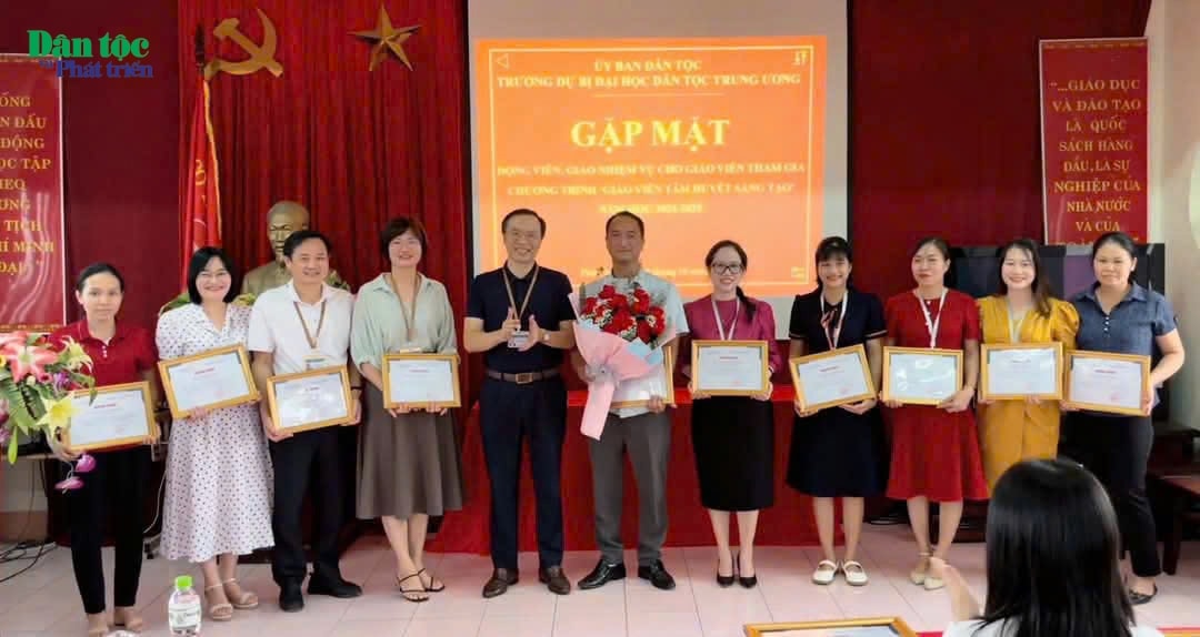 Nhà trường trao giấy chứng nhận và khen thưởng cho các thầy, cô có thành tích tiêu biểu, xuất sắc khi tham gia Chương trình “ Thầy, cô thay đổi” Nhà trường trao giấy chứng nhận và khen thưởng cho các thầy, cô có thành tích tiêu biểu, xuất sắc khi tham gia Chương trình “ Thầy, cô thay đổi”