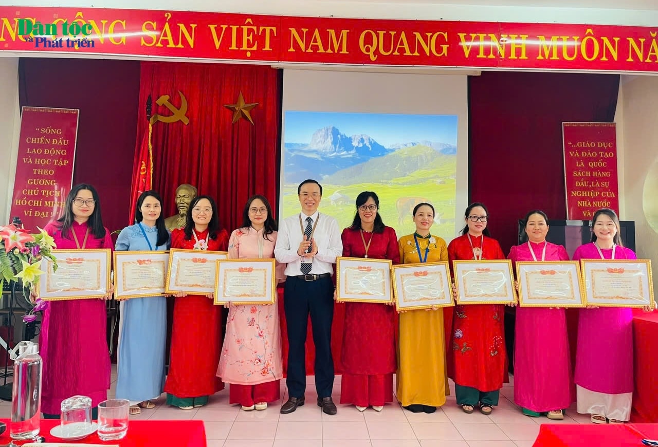 Nhà trường đã công nhận danh hiệu Giáo viên tâm huyết, sáng tạo cho 53 thầy cô và thưởng cho 18 thầy cô vì đã có thành tích tiêu biểu, xuất sắc. Toàn trường có 55 đề tài nghiên cứu khoa học, sáng kiến công tác; trong đó có 10 đề tài khoa học và công nghệ và 20 sáng kiến được Nhà trường xếp loại xuất sắc, 24 đề tài khoa học và công nghệ, sáng kiến xếp loại giỏi, 09 đề tài được công bố trên Tạp chí có phản biện, trên Kỷ yếu hội thảo khoa học. Nhà trường đã công nhận danh hiệu Giáo viên tâm huyết, sáng tạo cho 53 thầy cô và thưởng cho 18 thầy cô vì đã có thành tích tiêu biểu, xuất sắc. Toàn trường có 55 đề tài nghiên cứu khoa học, sáng kiến công tác; trong đó có 10 đề tài khoa học và công nghệ và 20 sáng kiến được Nhà trường xếp loại xuất sắc, 24 đề tài khoa học và công nghệ, sáng kiến xếp loại giỏi, 09 đề tài được công bố trên Tạp chí có phản biện, trên Kỷ yếu hội thảo khoa học.