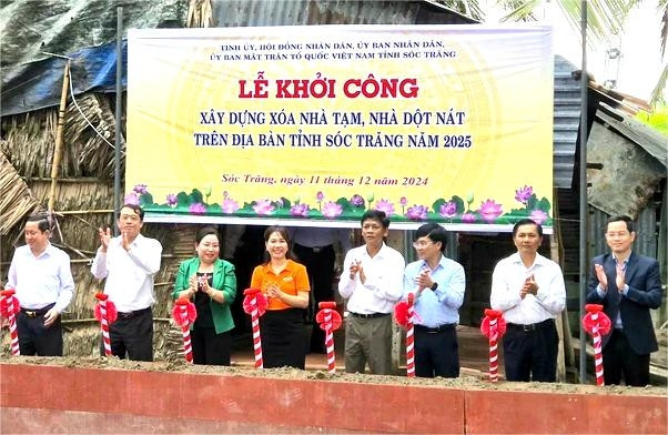 Đại biểu thực hiện nghi thức khởi công xây dựng hơn 8.400 căn nhà tạm, dột nát trên địa bàn tỉnh Sóc Trăng