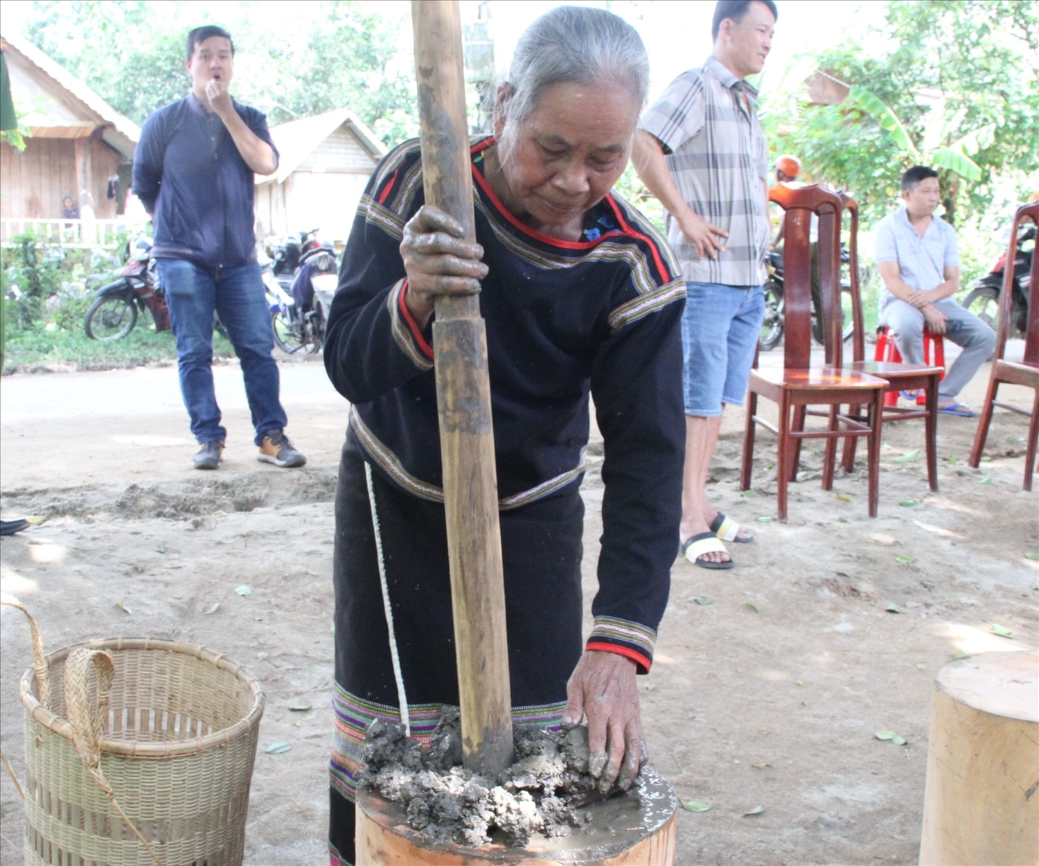 Nghệ nhân làm gốm thủ công truyền thống Nghệ nhân làm gốm thủ công truyền thống