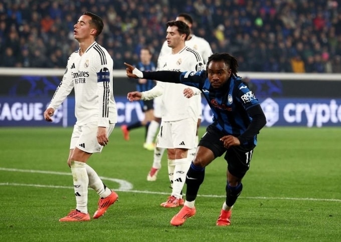 Ademola Lookman ghi bàn rút ngắn tỷ số xuống 2-3 cho Atalanta (Ảnh IT) Ademola Lookman ghi bàn rút ngắn tỷ số xuống 2-3 cho Atalanta (Ảnh IT)
