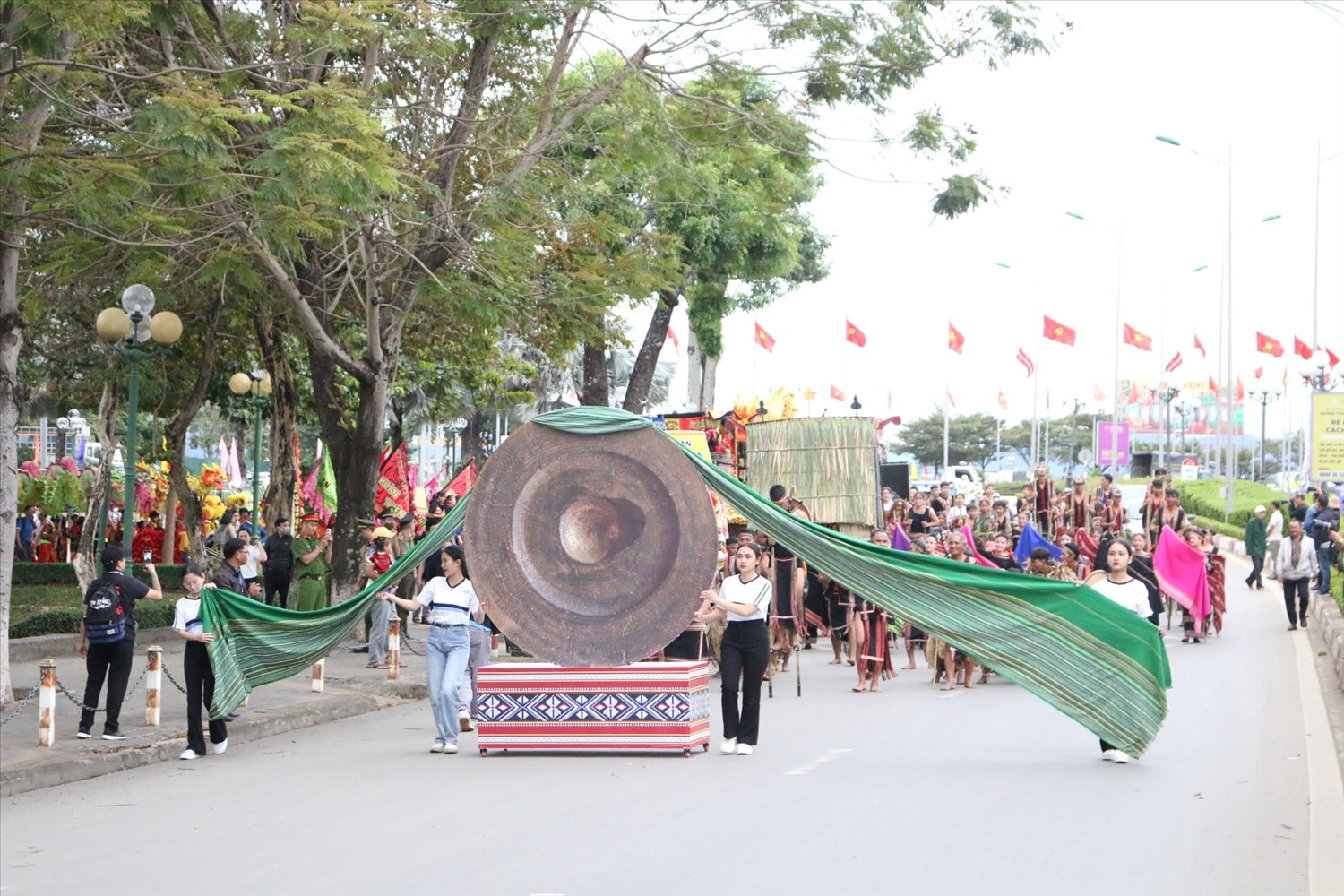 Các nghệ nhân, nghệ sĩ tham gia Lễ hội đường phố xuất phát từ Công viên Giọt nước – đường Phan Đình Phùng Các nghệ nhân, nghệ sĩ tham gia Lễ hội đường phố xuất phát từ Công viên Giọt nước – đường Phan Đình Phùng