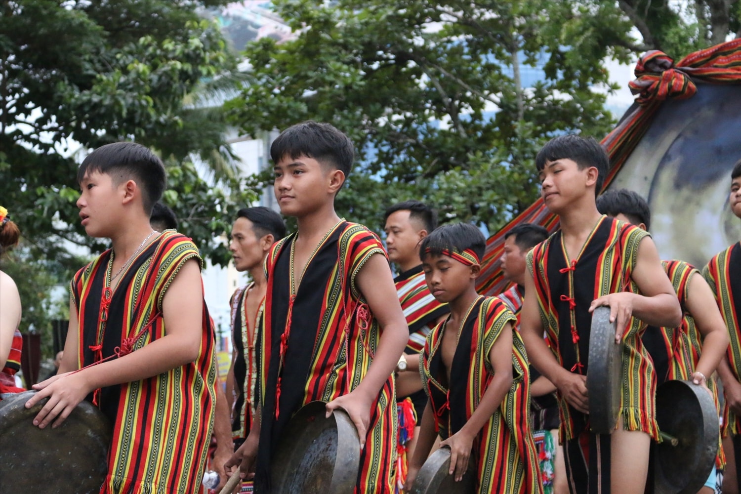 Thanh thiếu niên dân tộc Brâu tham gia trình diễn cồng chiêng tại Lễ hội đường phố Thanh thiếu niên dân tộc Brâu tham gia trình diễn cồng chiêng tại Lễ hội đường phố
