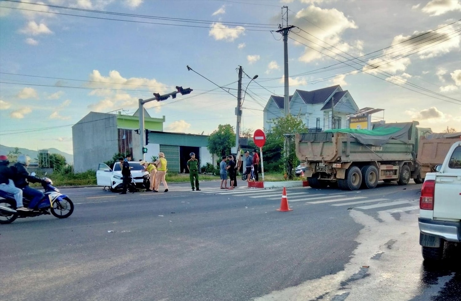 Vụ tại nạn giao thông giữa xe ben chở đất và xe ô tô con trên tuyến quốc lộ 24 đoạn qua xã Đăk Bla, Tp. Kon Tum rất may không gây thiệt hại về người
