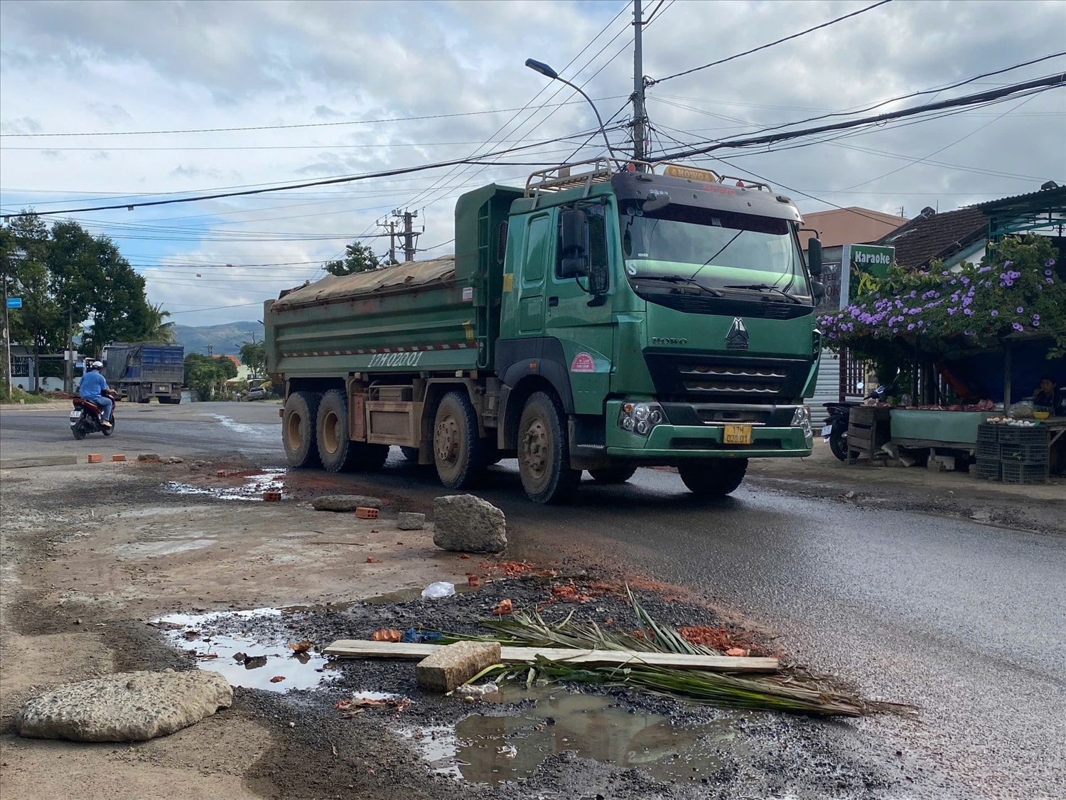 Xe chở đất, cát chạy với cường độ dày đặt đã làm hư hỏng nhiều điểm trên đường Đào Duy Từ