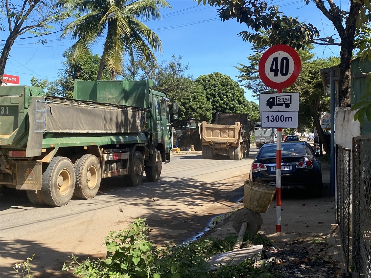 Biển báo về khung giờ vận chuyển khoáng sản đã được tháo đi và thay vào đó là biển báo tốc độ nên các xe ben chở đất sẽ vô tư hoạt động trên đoạn đường này