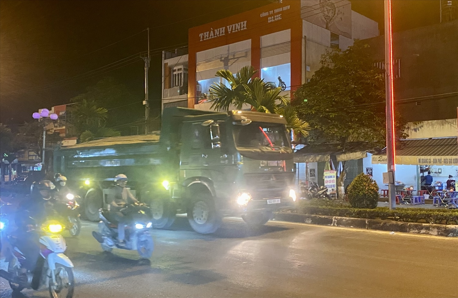 Xe ben chở đất, cát chạy cả ngày lẫn đêm trong khu vực nội thị Tp. Kon Tum
