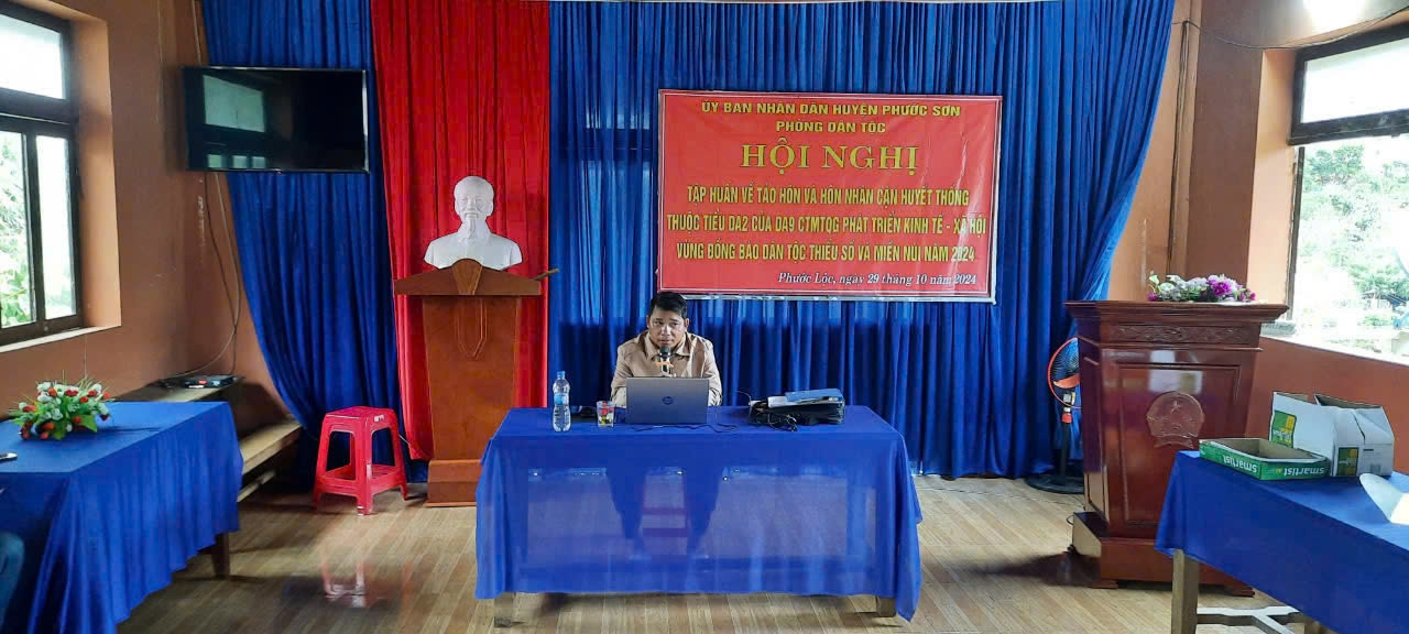 Phòng Dân tộc Phước Sơn nỗ lực tuyên truyền phòng chống tảo hôn đến với người dân. Phòng Dân tộc Phước Sơn nỗ lực tuyên truyền phòng chống tảo hôn đến với người dân.