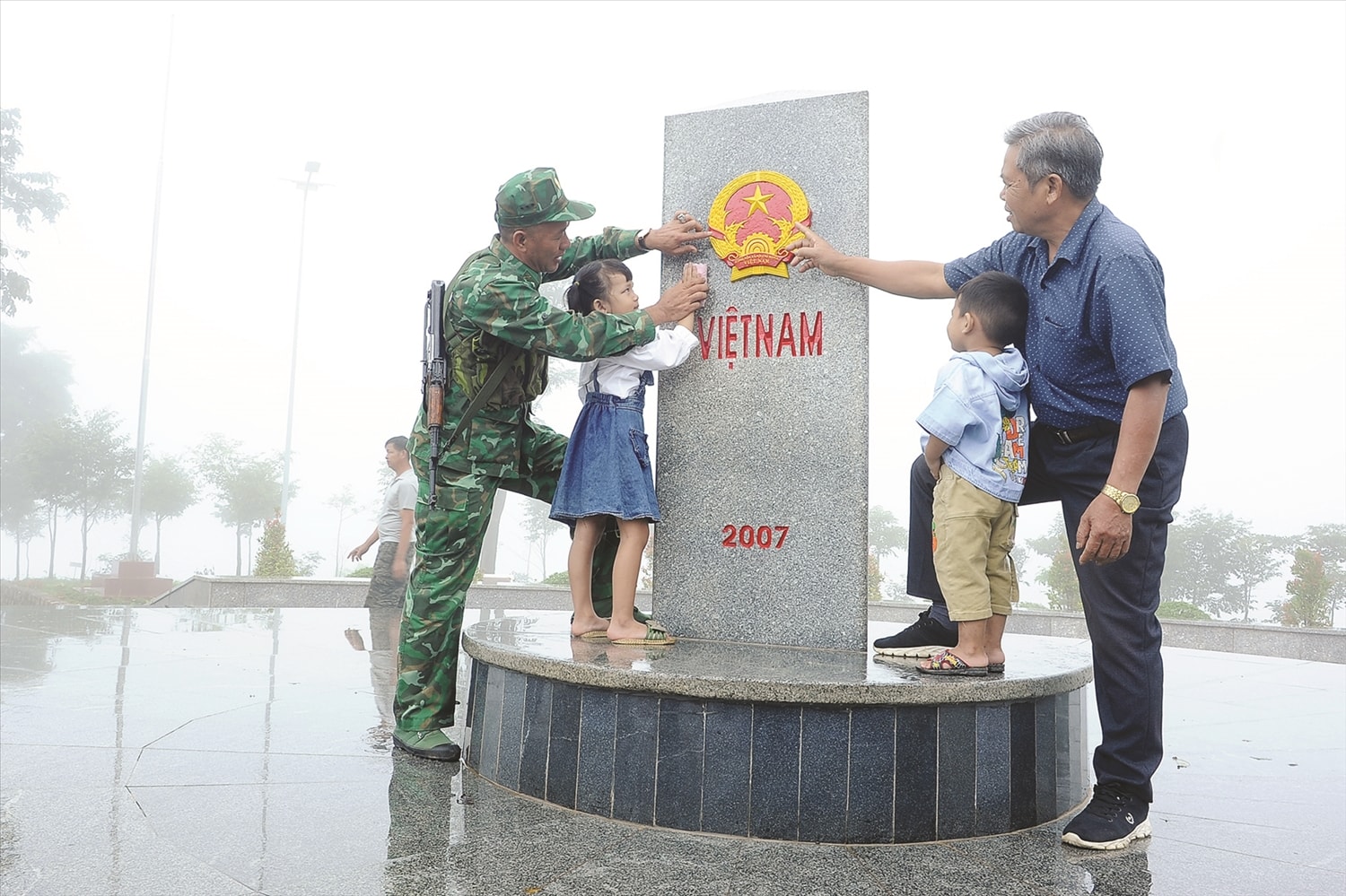 Đến cột mốc biên giới nhằm giáo dục cho thế hệ trẻ biết nâng niu,  gìn giữ bờ cõi thiêng liêng của Tổ quốc.