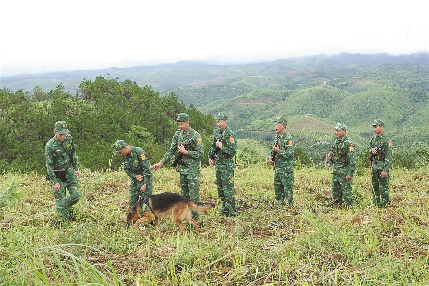 Cán bộ, chiến sĩ Biên phòng kiểm tra kỹ lưỡng an toàn vật liệu cháy nổ, nhằm bảo đảm an toàn cho Nhân dân.