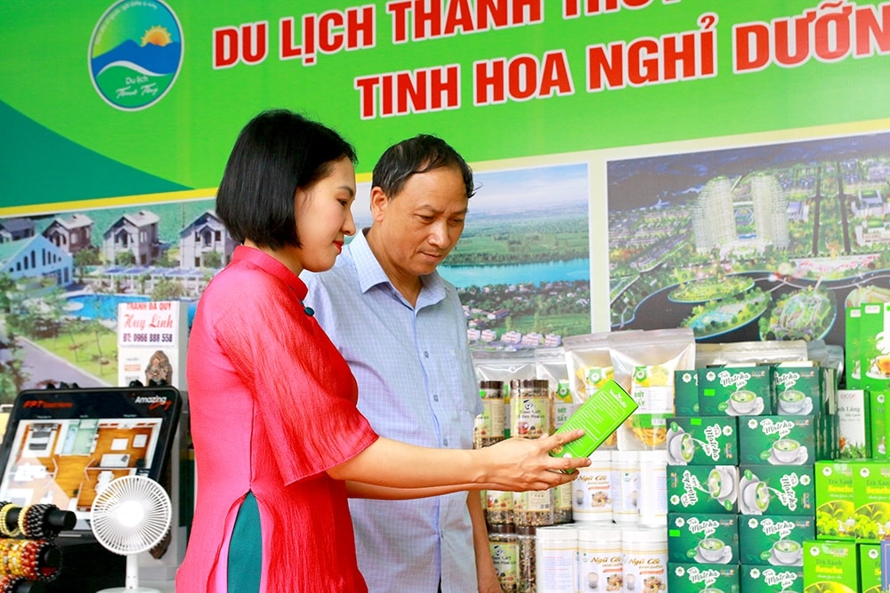 Du khách tham quan tìm hiểu các sản phẩm OCOP của huyện Thanh Thủy tại Hội chợ Thương mại và Sản phẩm OCOP Phú Thọ năm 2024.