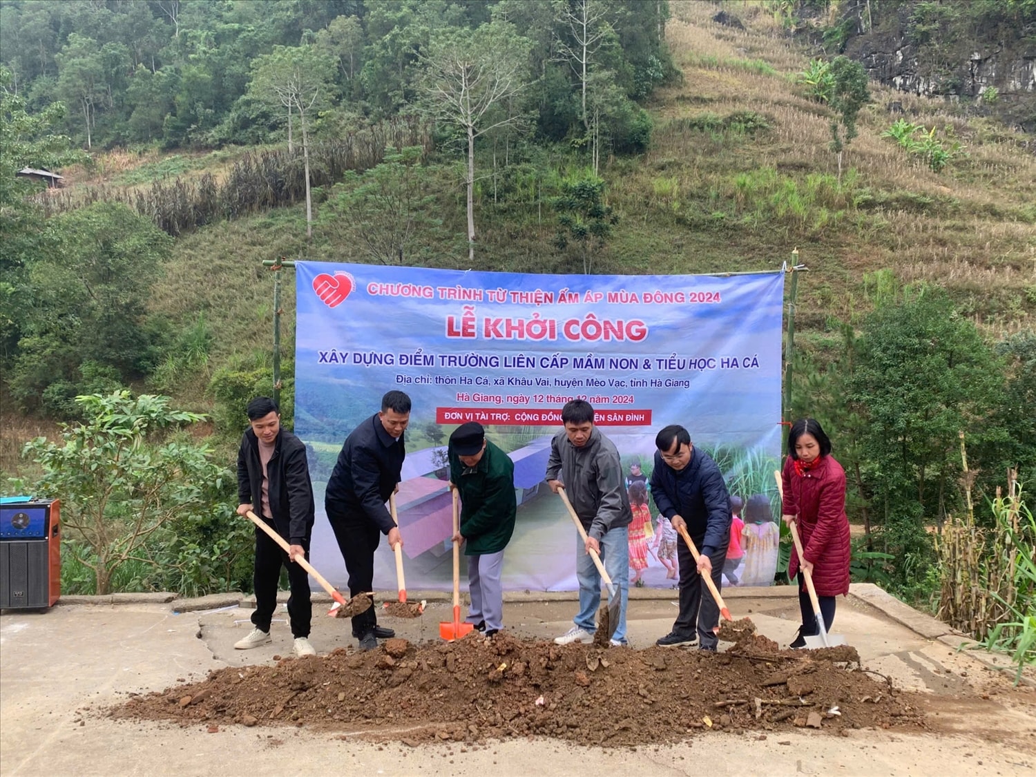 Các đại biểu tiến hành khởi công xây dựng công trình nhà lớp học Các đại biểu tiến hành khởi công xây dựng công trình nhà lớp học