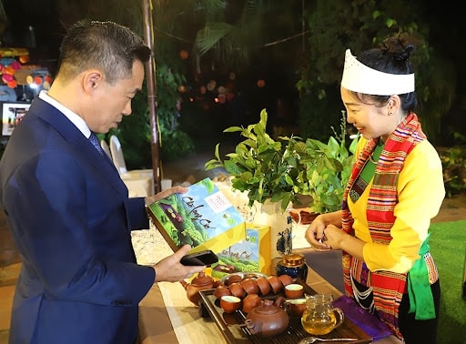 Người nước ngoài tìm hiểu về sản phẩm Chè Long Cốc tại Tiệc trà di sản - Hương vị Đất Tổ tổ chức tại Thủ đô Hà Nội.