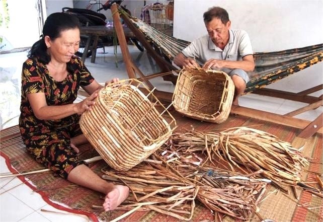 Được đào tạo, người dân có kiến thức, tay nghề gia công sản phẩm để tăng thu nhập Được đào tạo, người dân có kiến thức, tay nghề gia công sản phẩm để tăng thu nhập