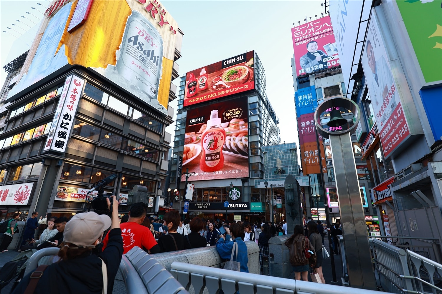 Tương ớt Chin-su xuất hiện hoành tráng tại khu phố ẩm thực sôi động Dotonbori, Osaka Tương ớt Chin-su xuất hiện hoành tráng tại khu phố ẩm thực sôi động Dotonbori, Osaka