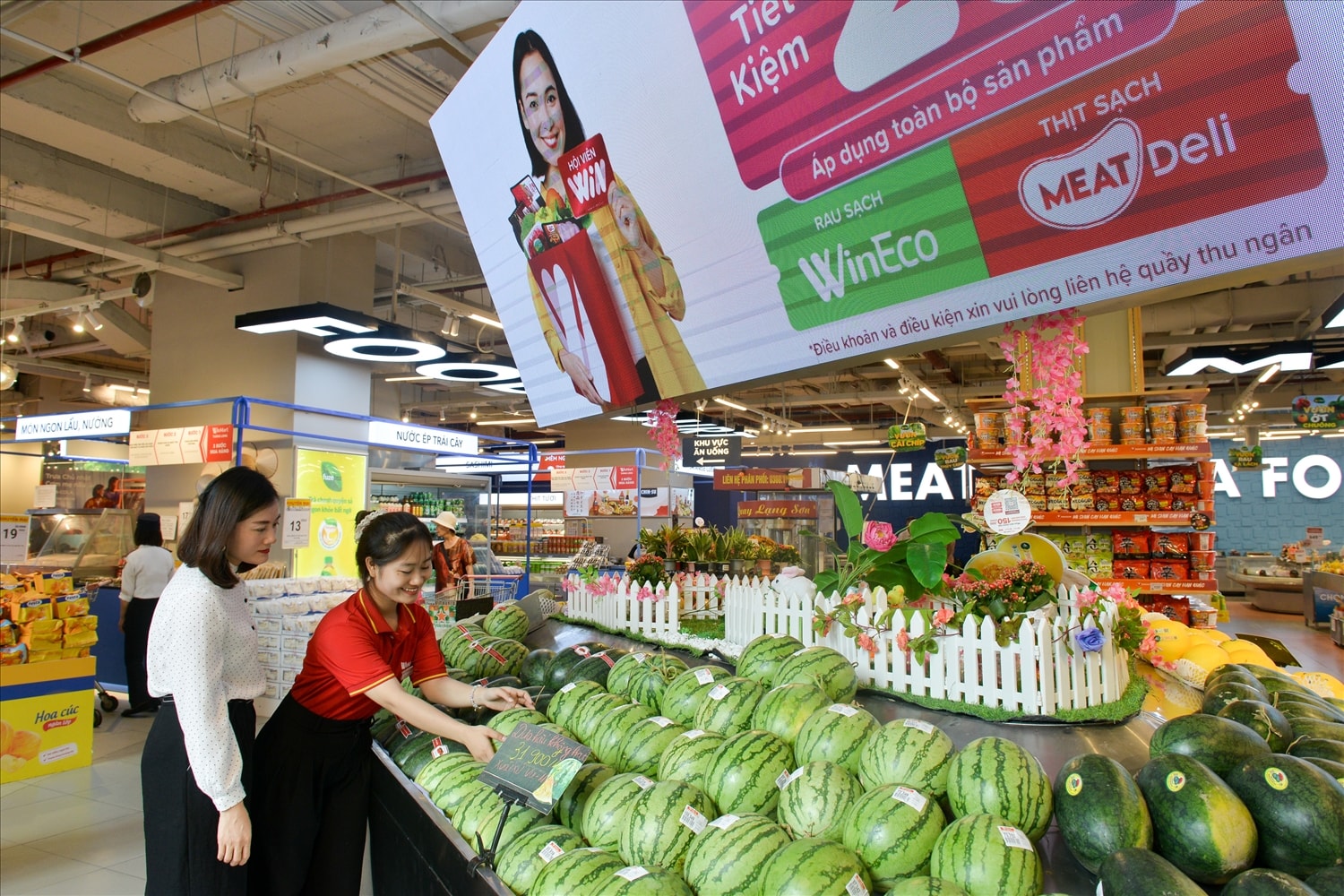 Khách hàng mua sắm tại siêu thị WinMart Khách hàng mua sắm tại siêu thị WinMart
