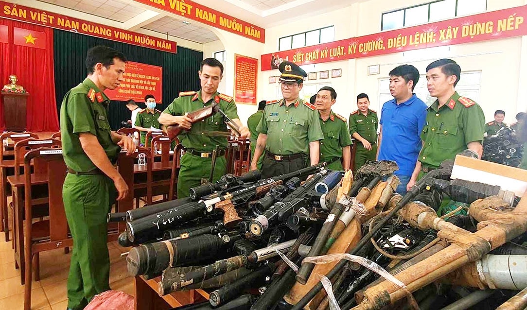 Công an tỉnh Đắk Lắk thu hồi số lượng lớn vũ khí, vật liệu nổ, công cụ hỗ trợ và pháo Công an tỉnh Đắk Lắk thu hồi số lượng lớn vũ khí, vật liệu nổ, công cụ hỗ trợ và pháo